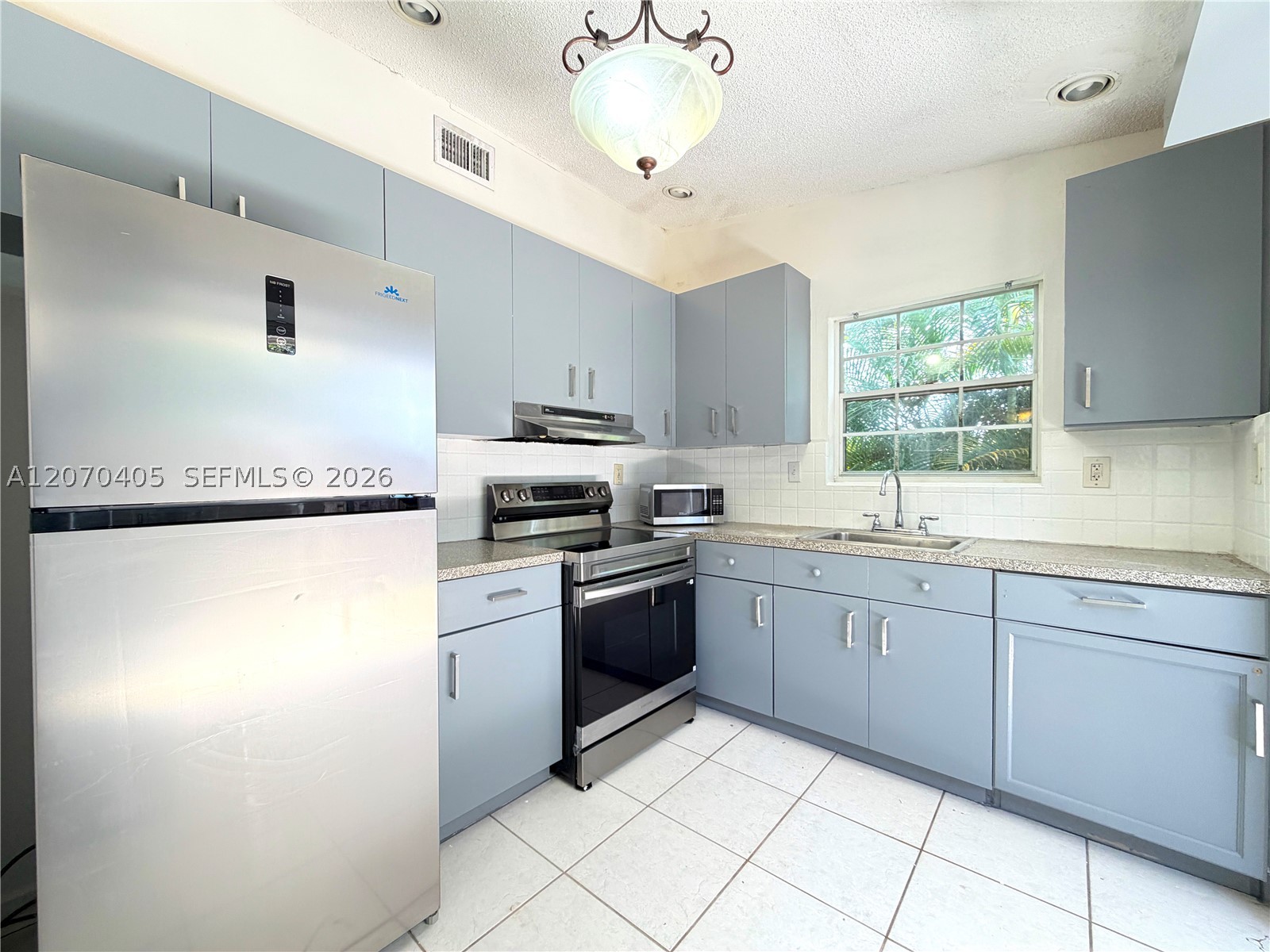 9850 W Heather Ln Property Photo 2