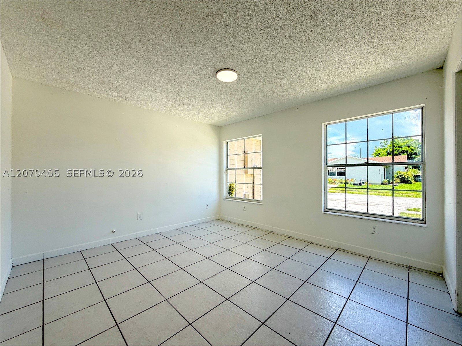 9850 W Heather Ln Property Photo 5