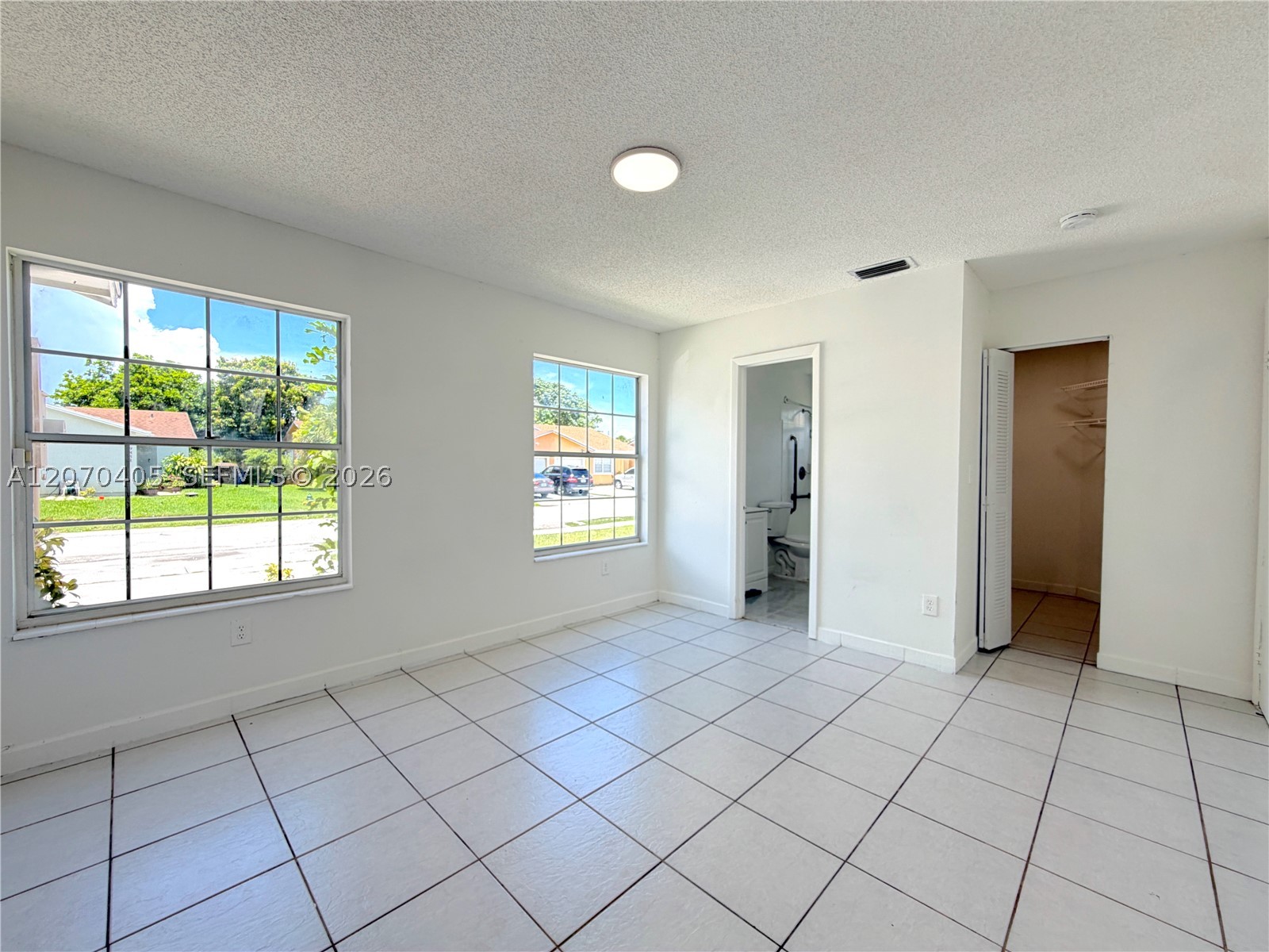 9850 W Heather Ln Property Photo 6