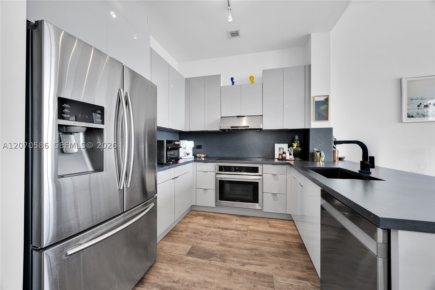 A12070586 Property Photo 27