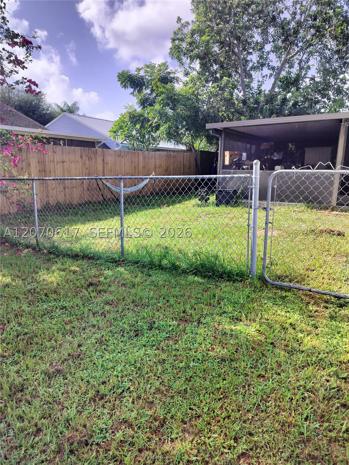 213 Woodbridge Dr Property Photo 2