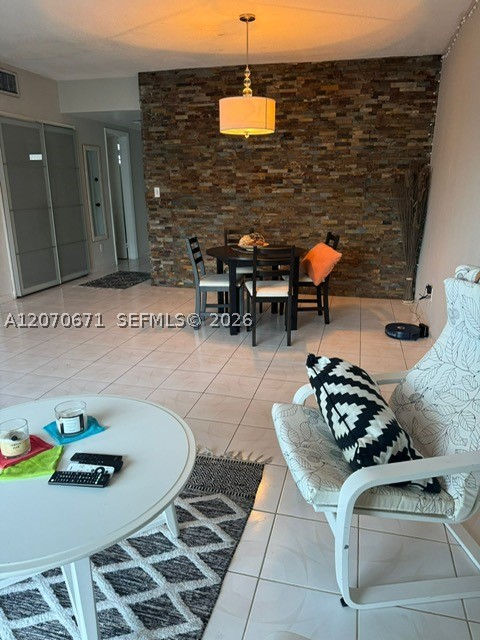 450 Golden Isles Dr 2f Property Photo 4