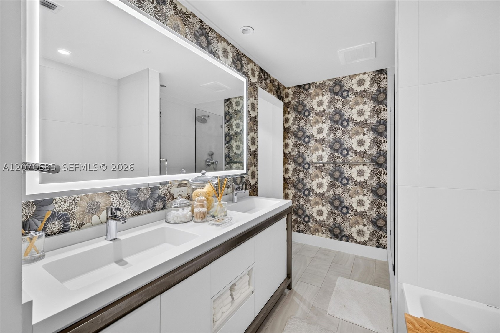 2000 Metropica Way 1901 Property Photo 15