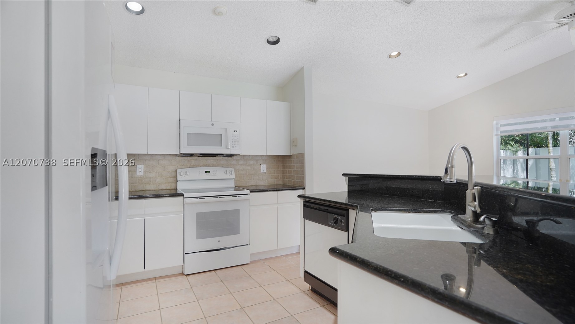 A12070738 Property Photo 14