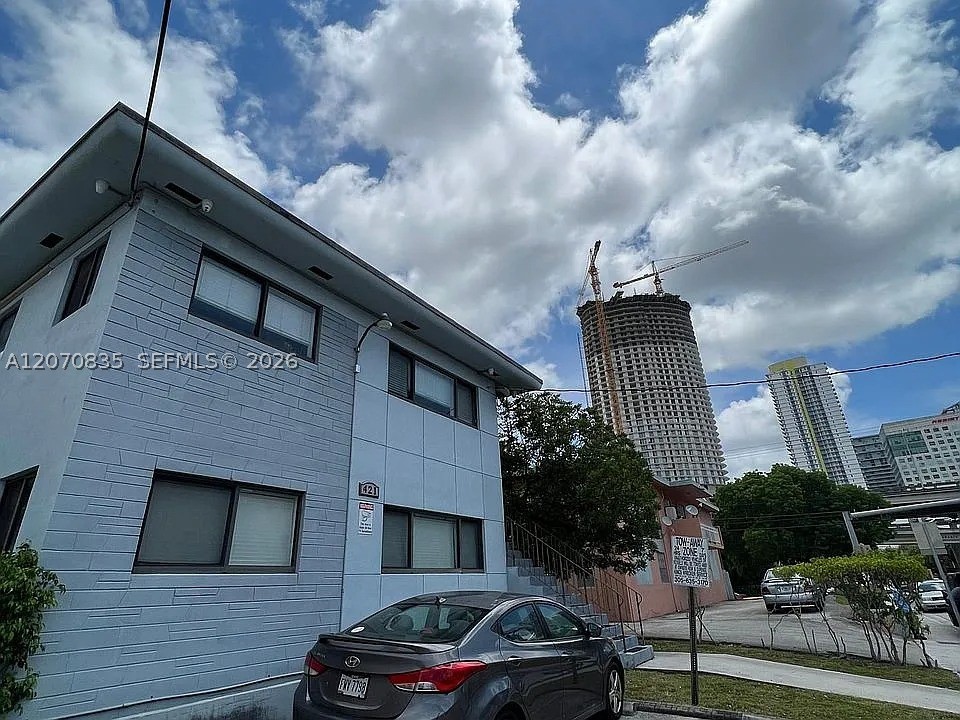 421 SW 6th St 7 Property Photo 1