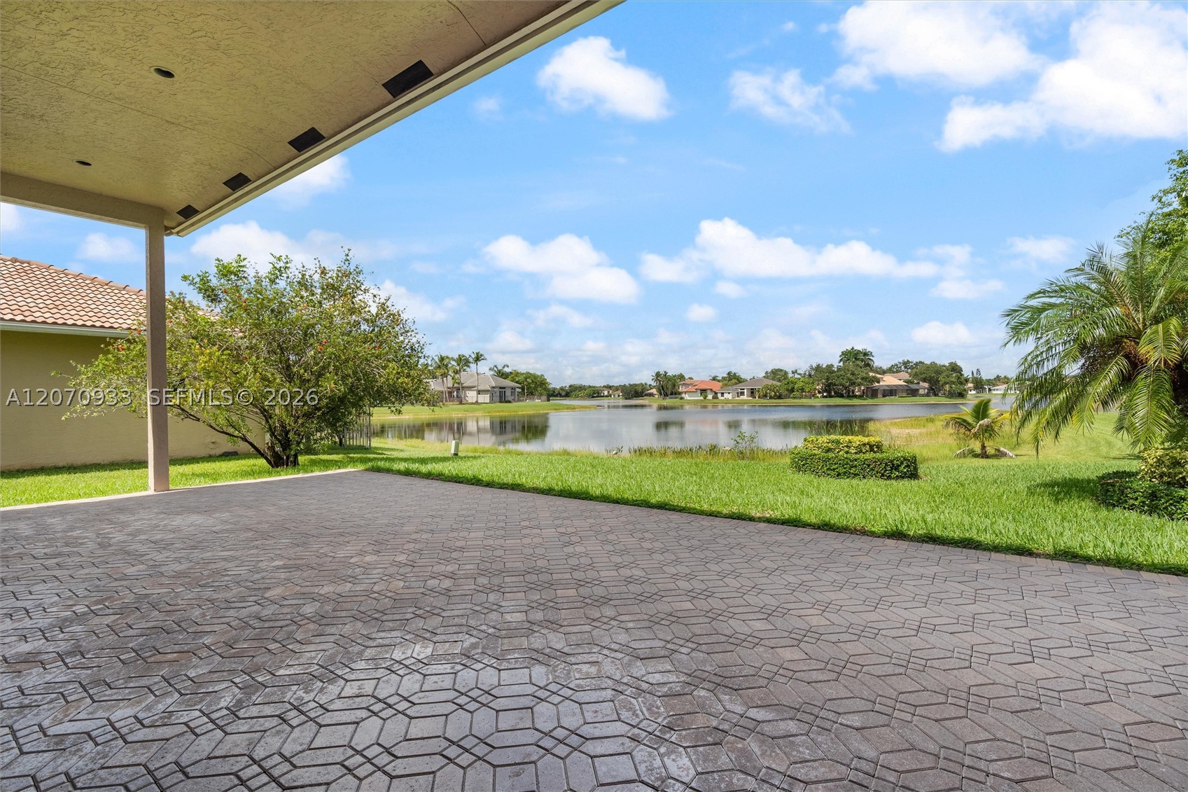 2733 Meadowood Dr Property Photo 22