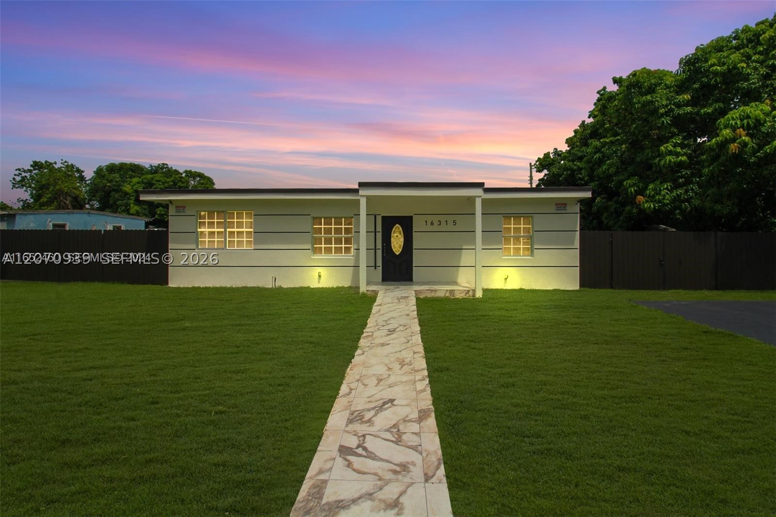 A12070939 Property Photo 2