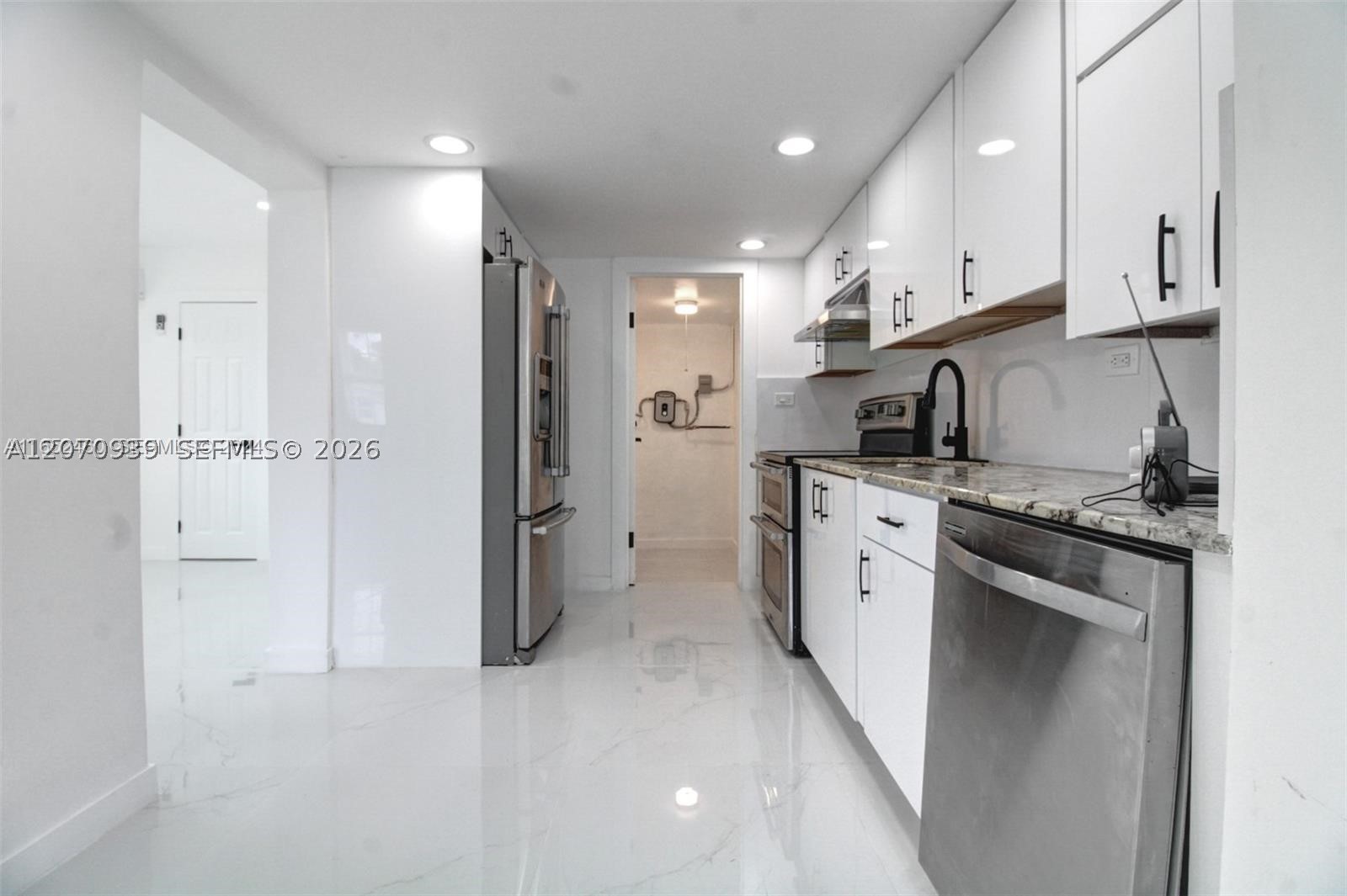A12070939 Property Photo 6