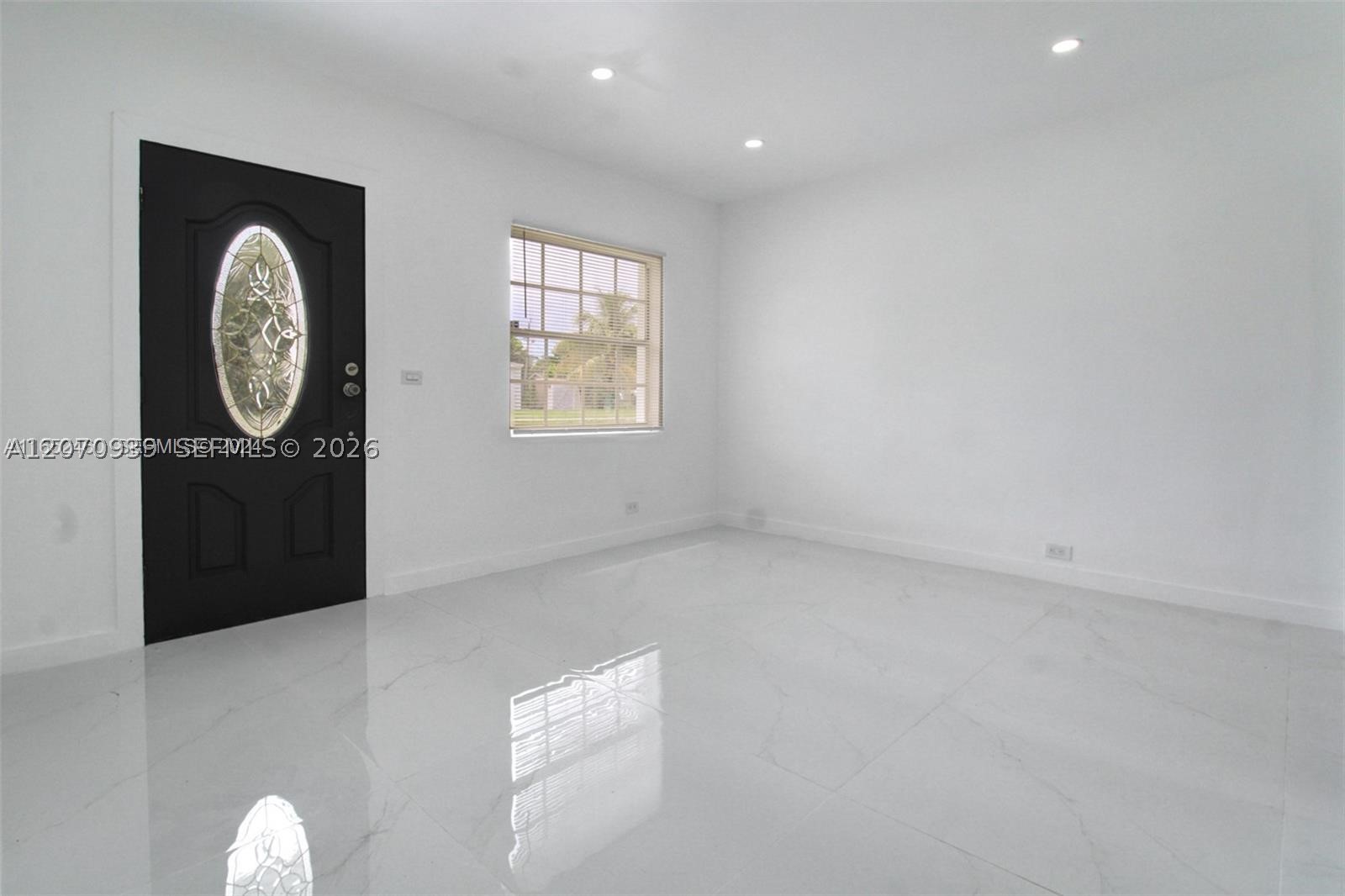 A12070939 Property Photo 9