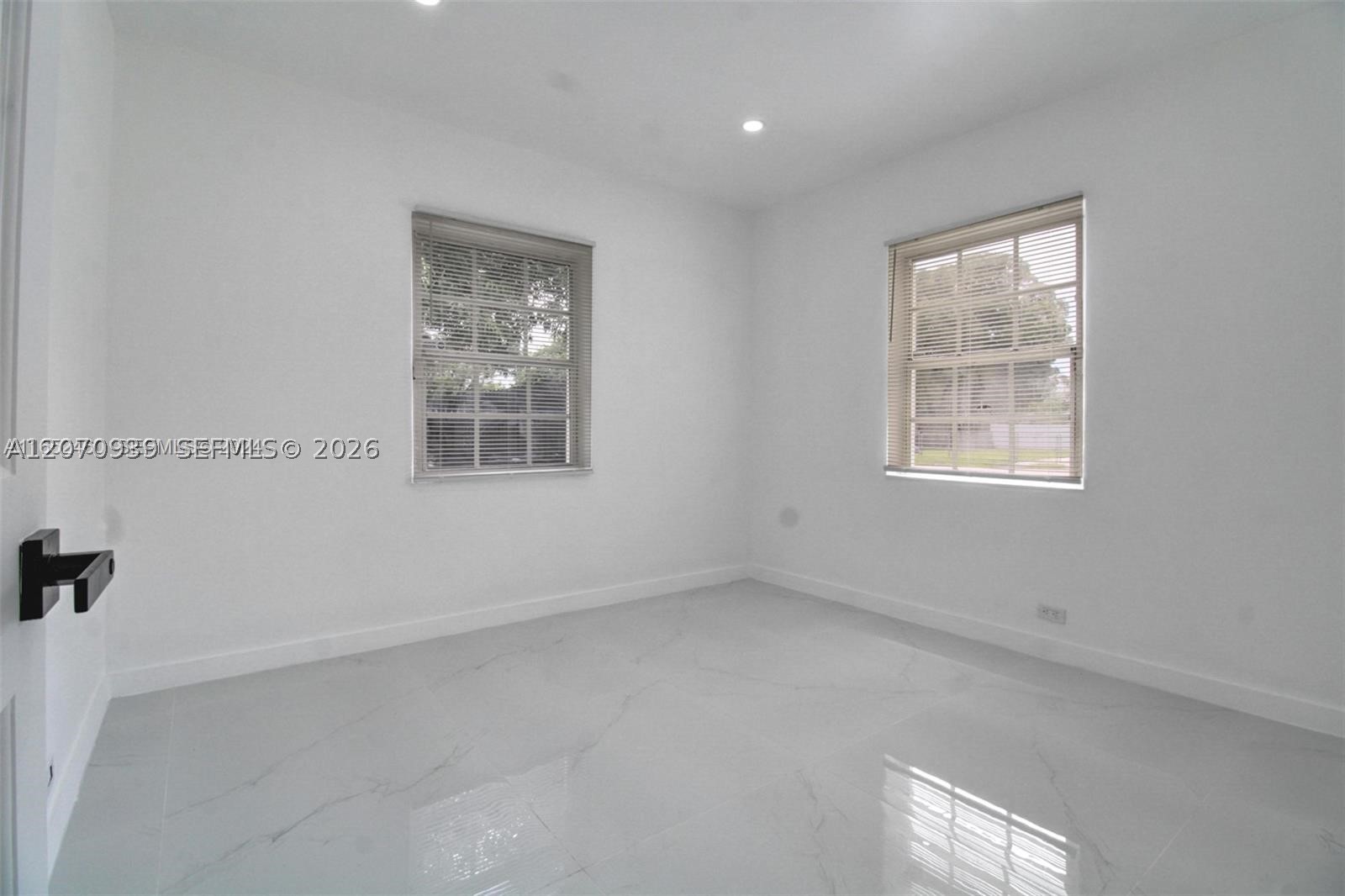 A12070939 Property Photo 11