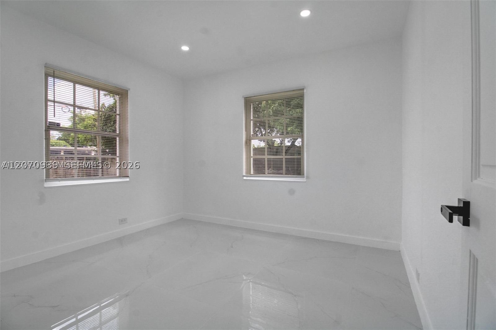 A12070939 Property Photo 12