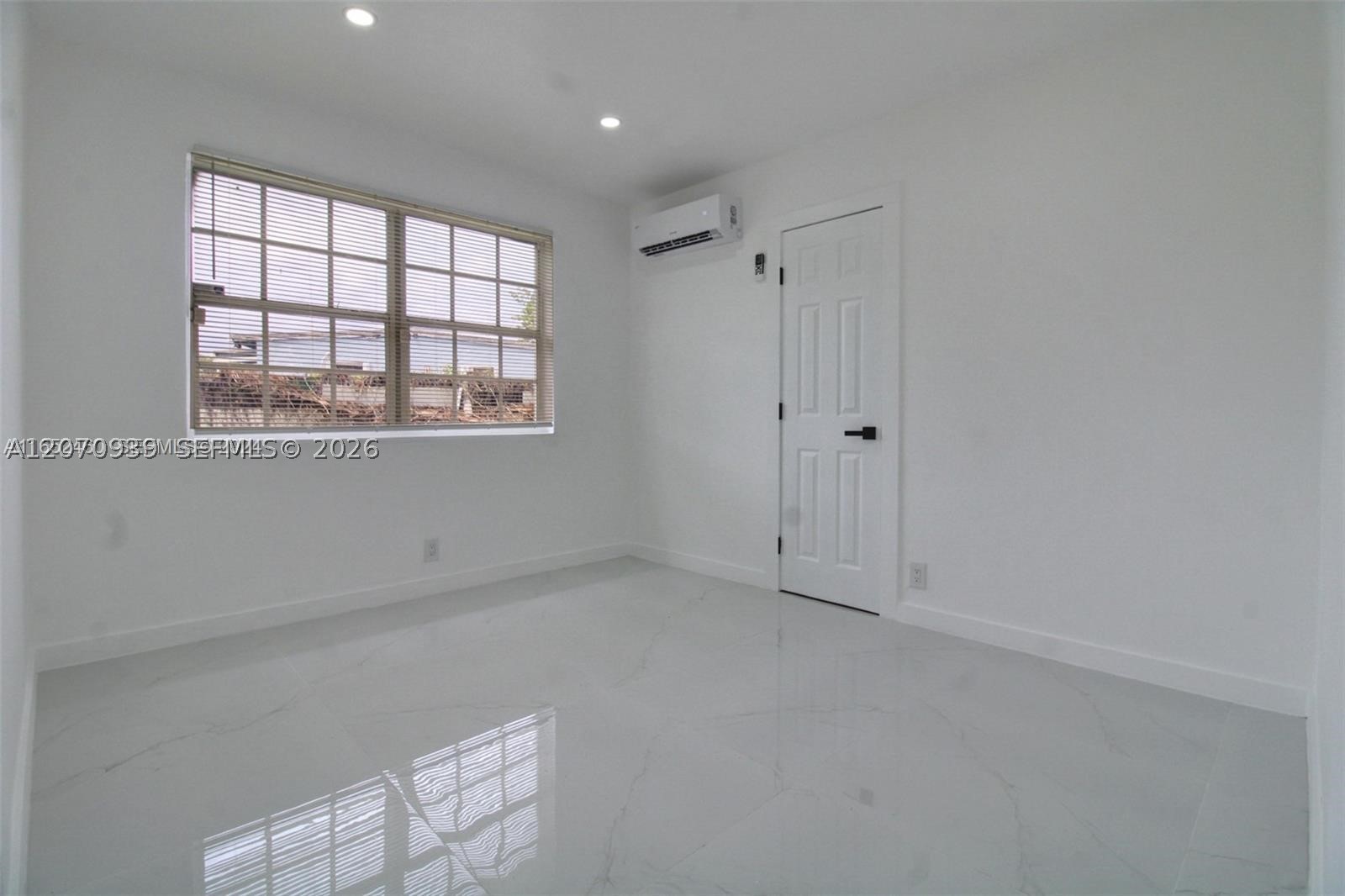 A12070939 Property Photo 15