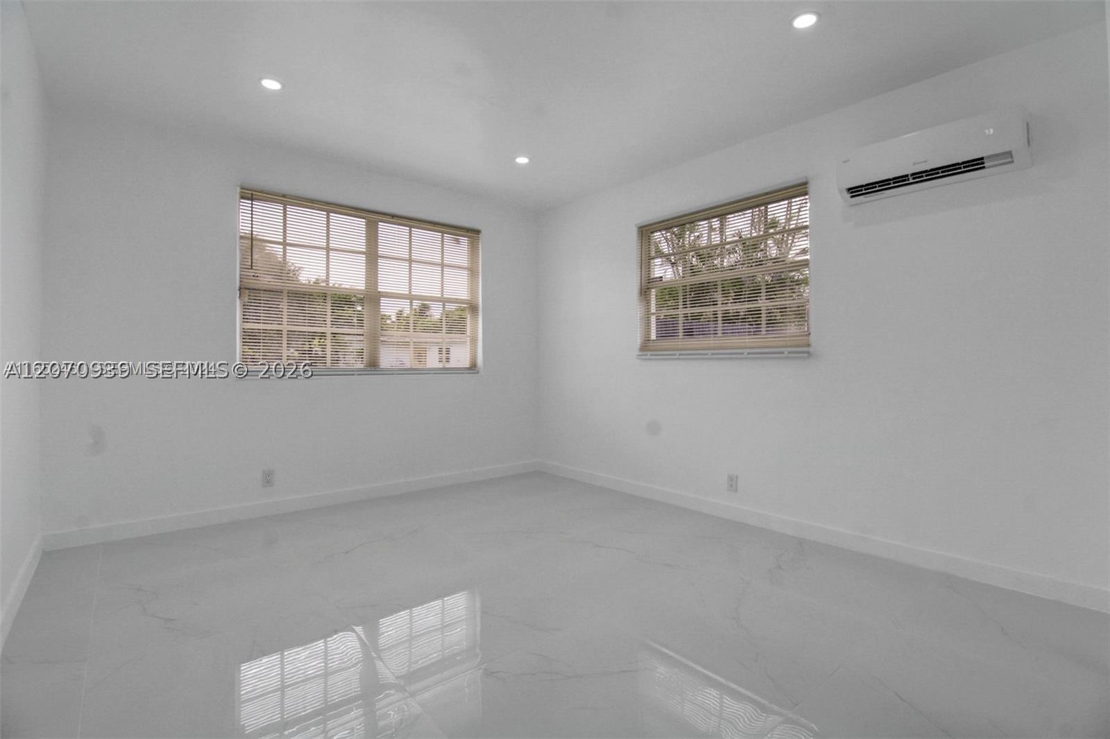A12070939 Property Photo 16