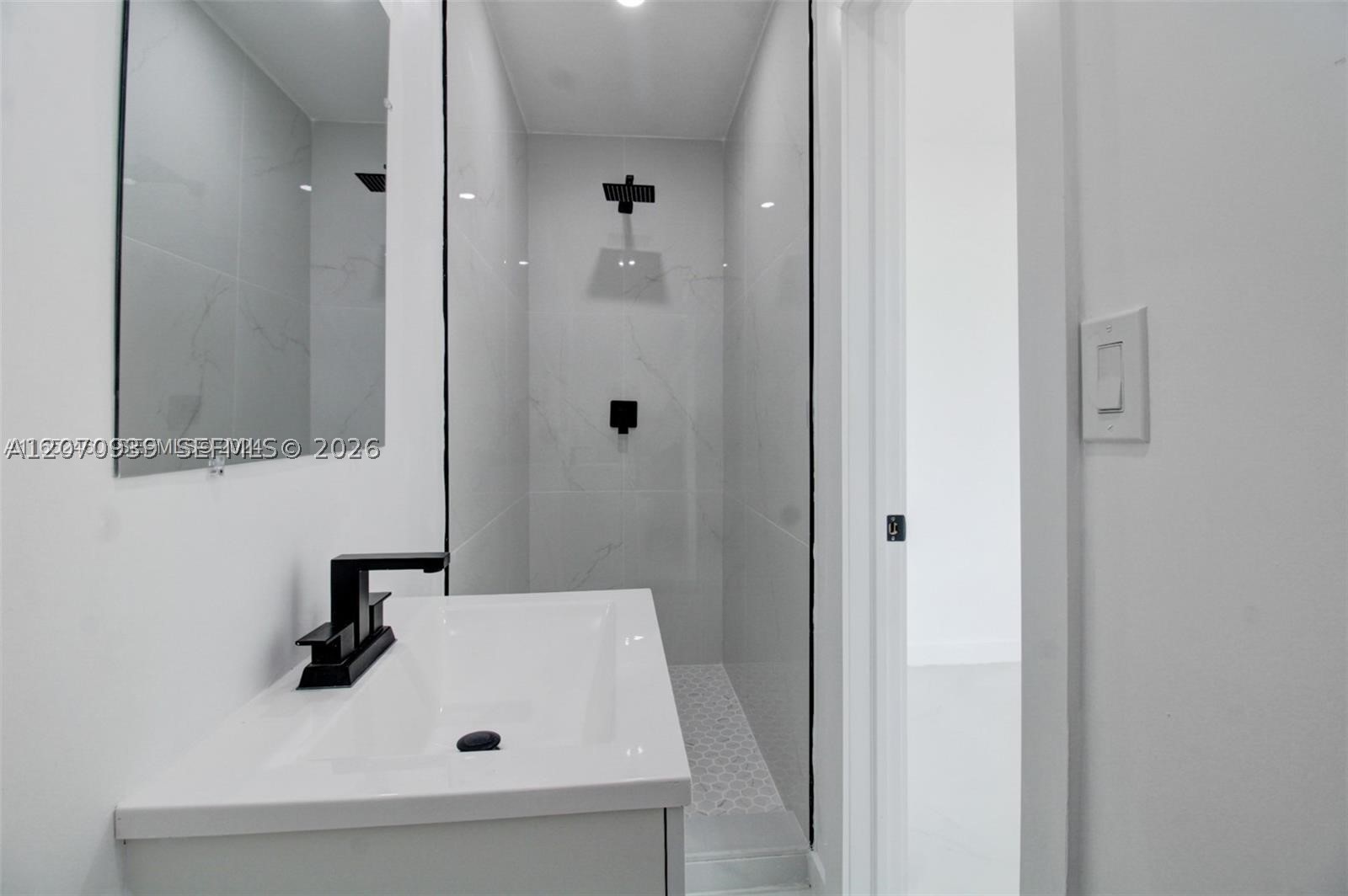 A12070939 Property Photo 17