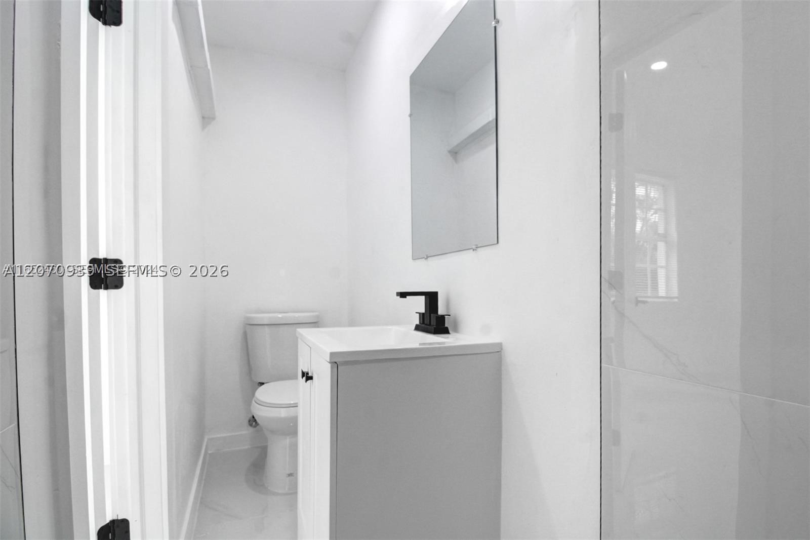 A12070939 Property Photo 18