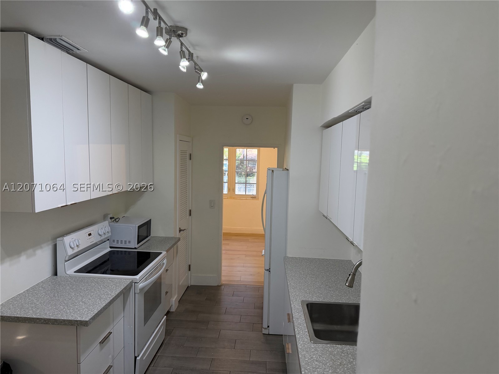 1700 Cortez St Property Photo 5