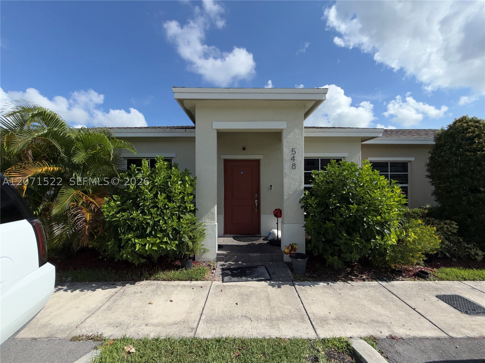 548 NE 5th Way Property Photo 1