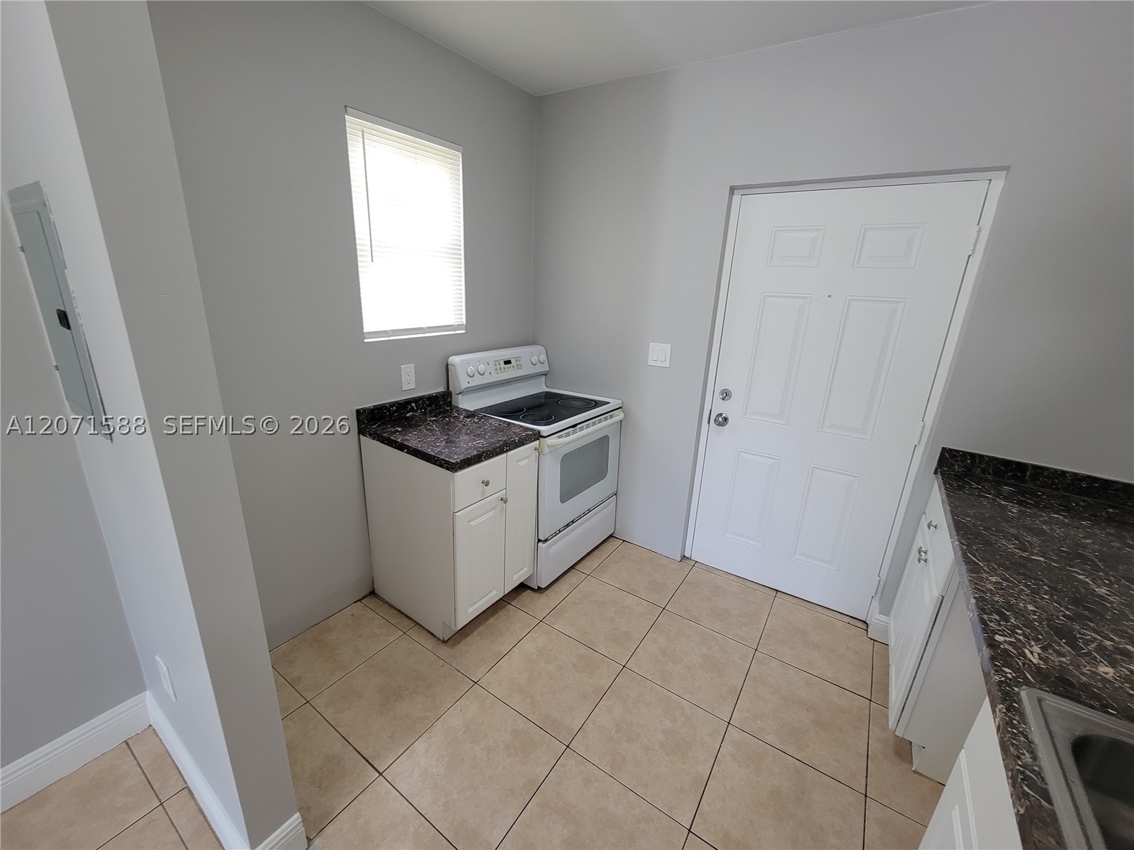 1740 Nw 1st Pl 3 Property Photo 2