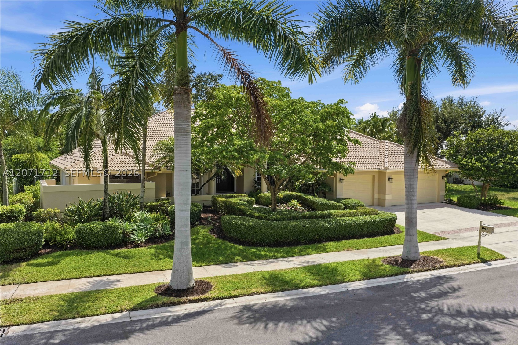 360 NE Coconut Cir Property Photo 1