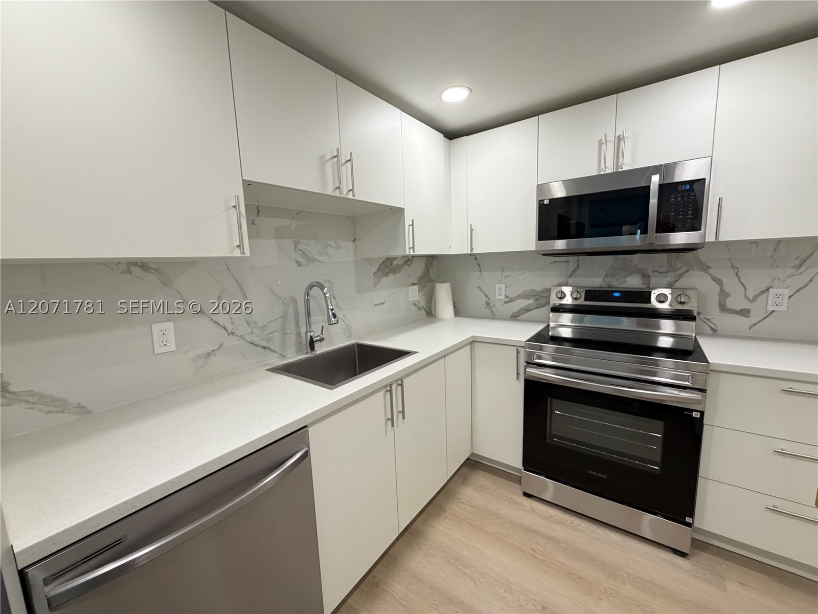 400 Kings Point Dr 604 Property Photo 1