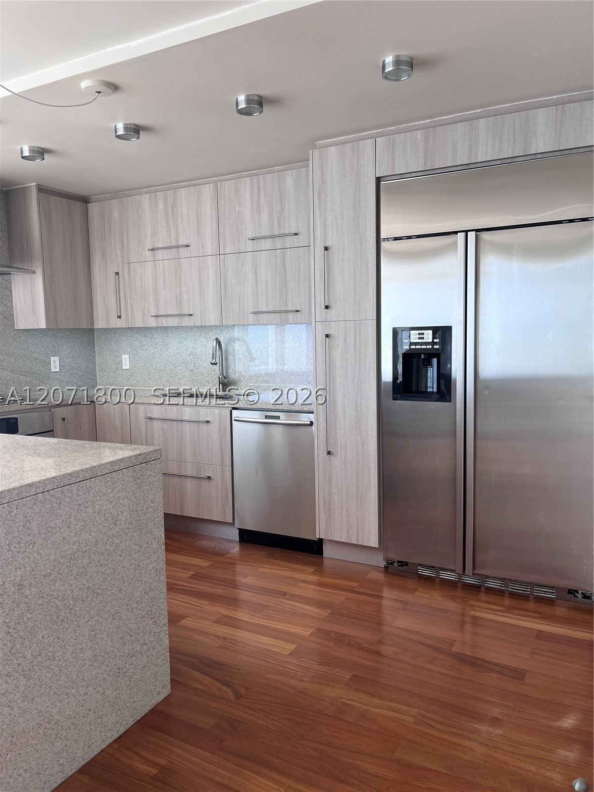 881 Ocean Dr 18b Property Photo 4
