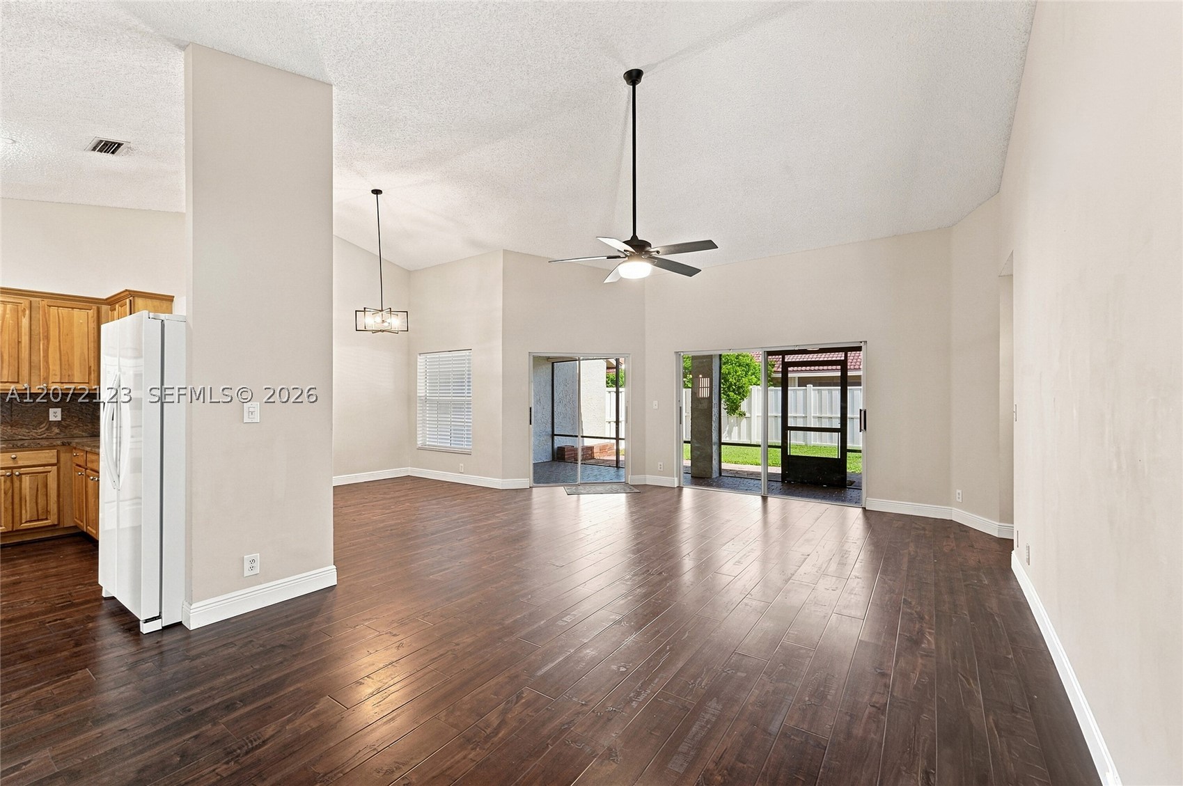 10425 Nw 9th Mnr Property Photo 8
