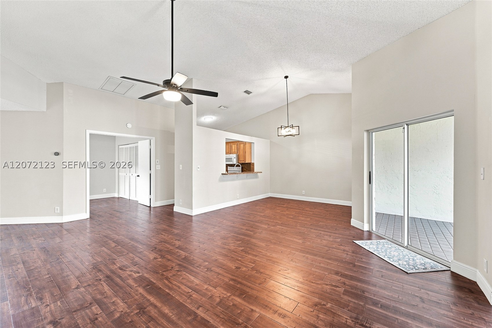 10425 Nw 9th Mnr Property Photo 9