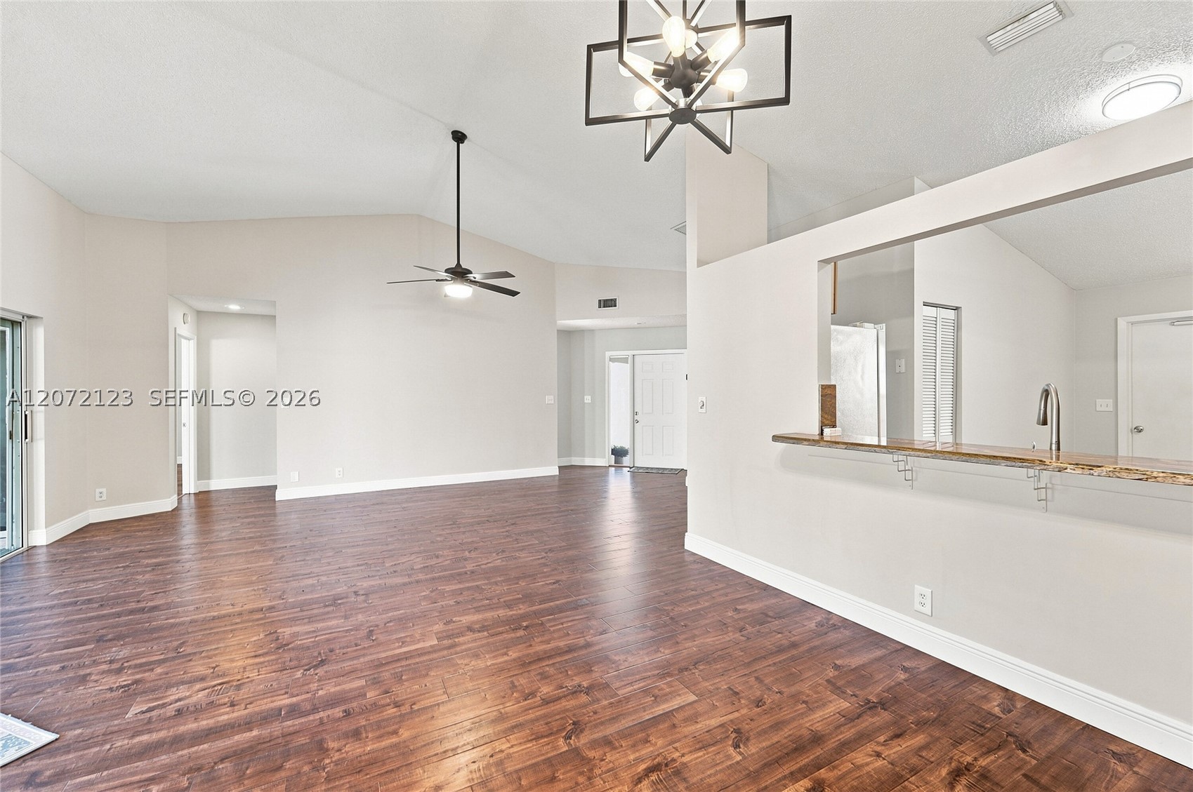 10425 Nw 9th Mnr Property Photo 11