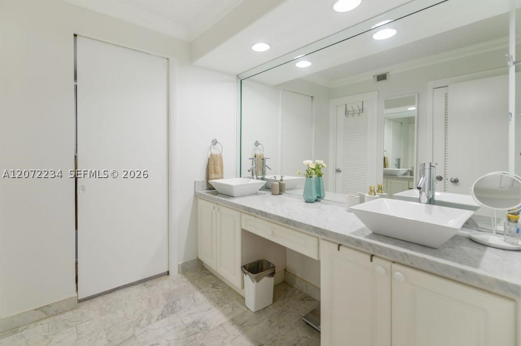1121 Crandon Blvd D206 Property Photo 12