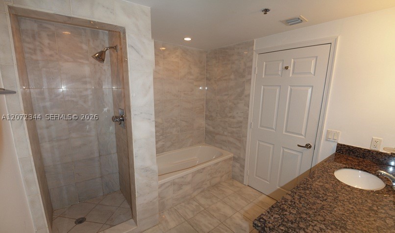 6362 Collins Ave 610 Property Photo 9