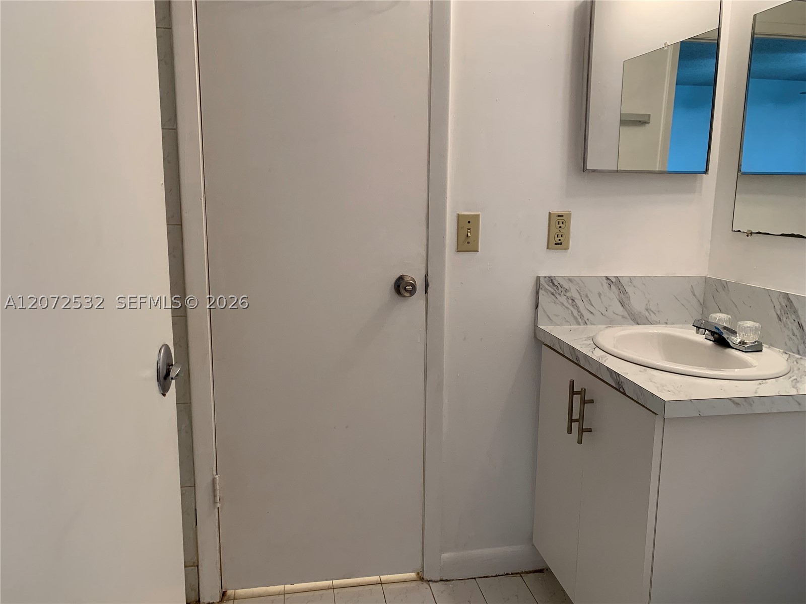 1055 N Franklin Ave 1055d Property Photo 6
