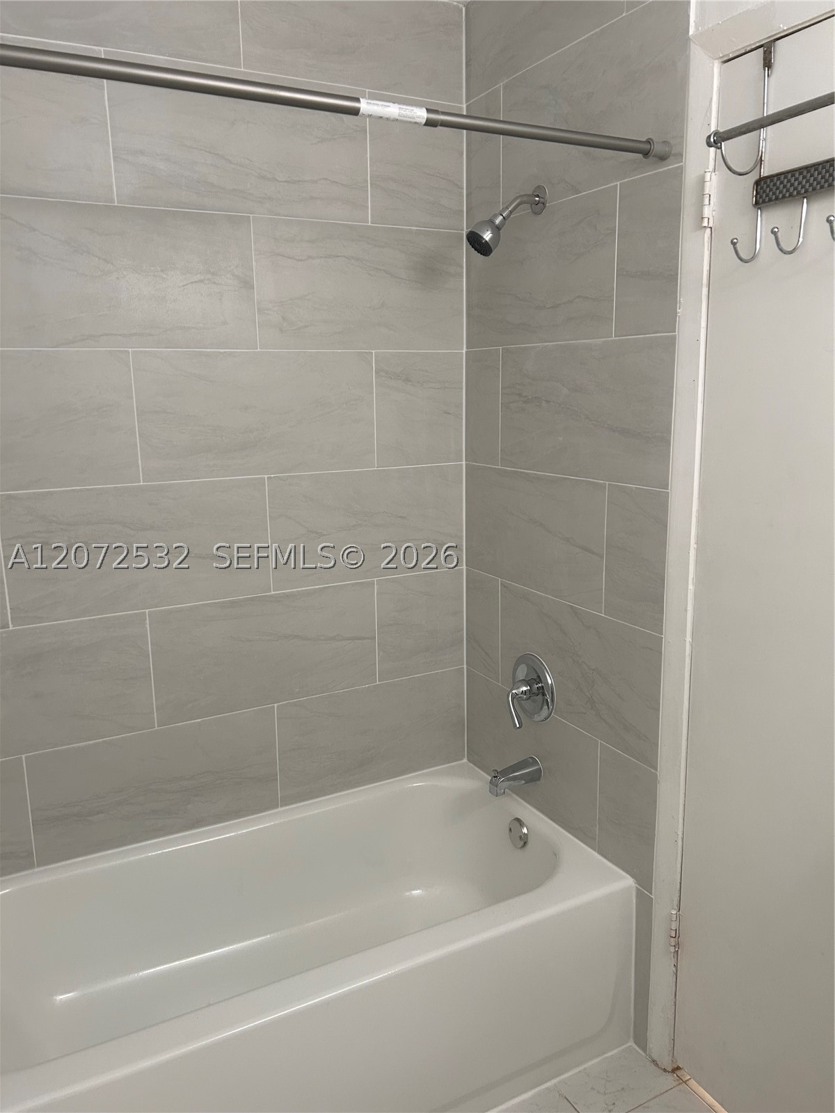 1055 N Franklin Ave 1055d Property Photo 7