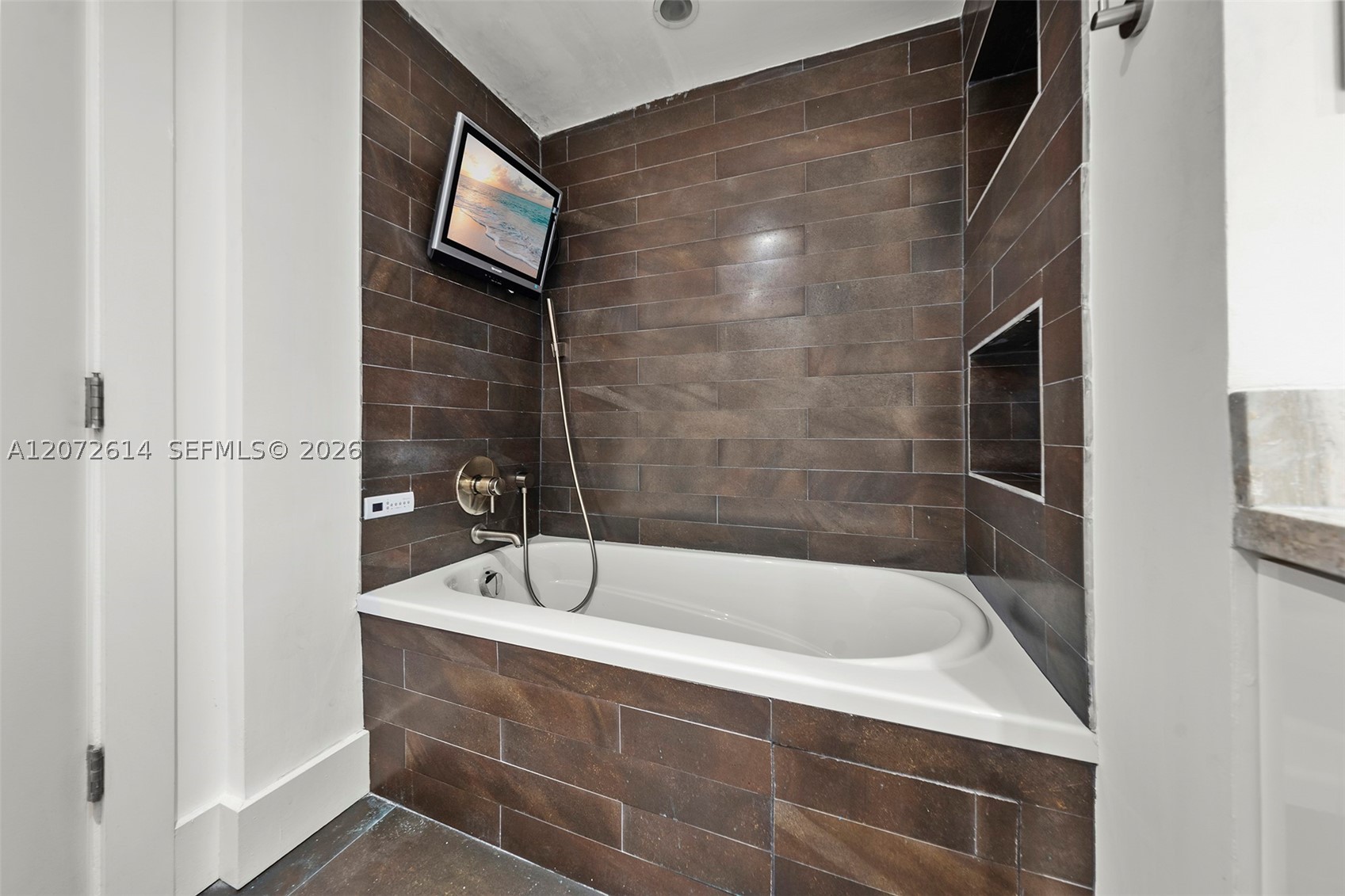 600 Grapetree Dr 6bs Property Photo 28