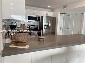 100 Bayview Dr 2010 Property Photo 6