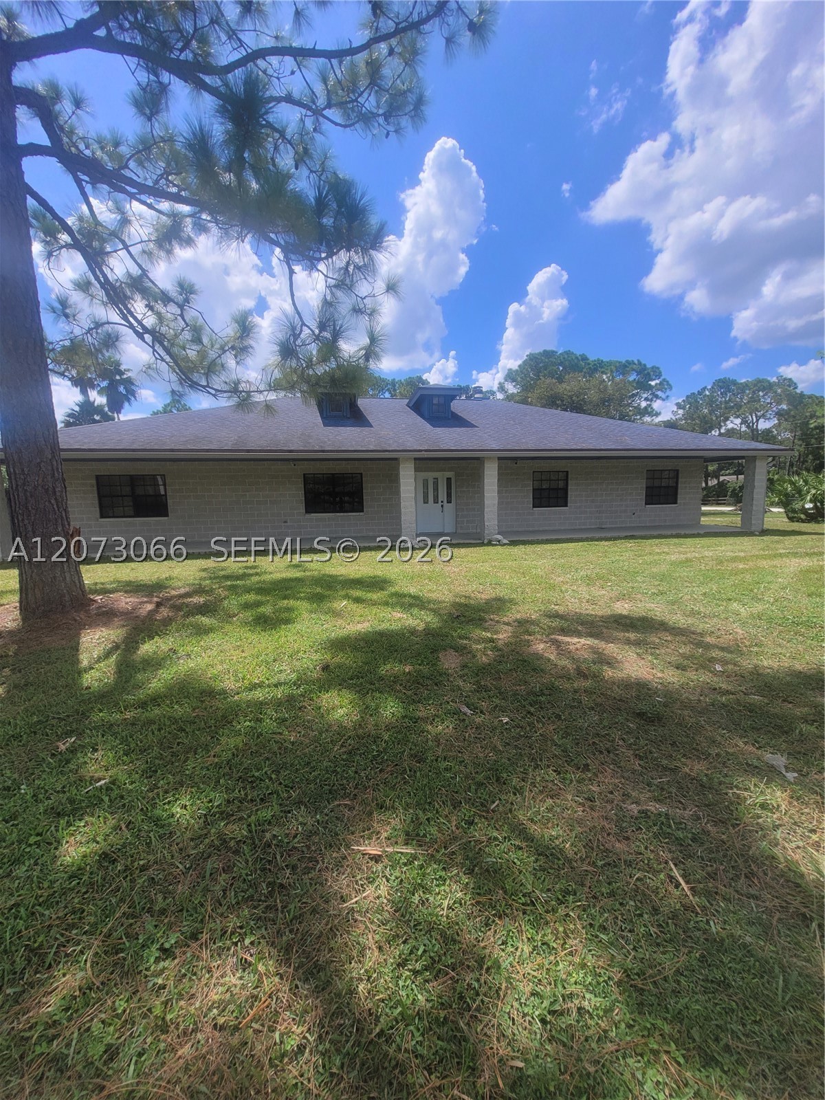7261 140th Ave N Property Photo 1