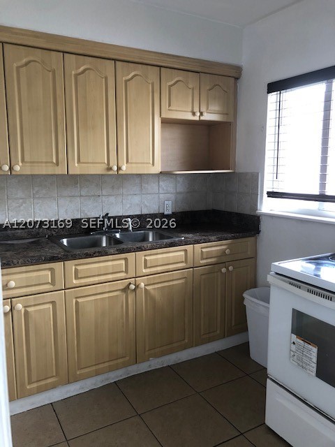 1973 Marseille 3 Property Photo 3
