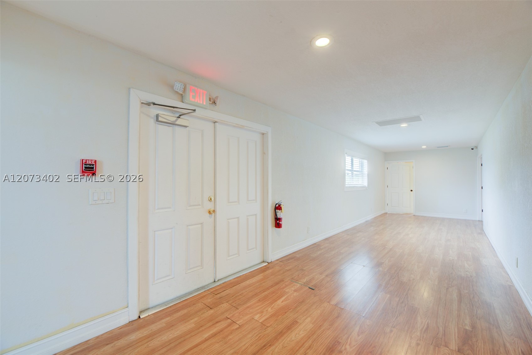 359 10th St Property Photo 4
