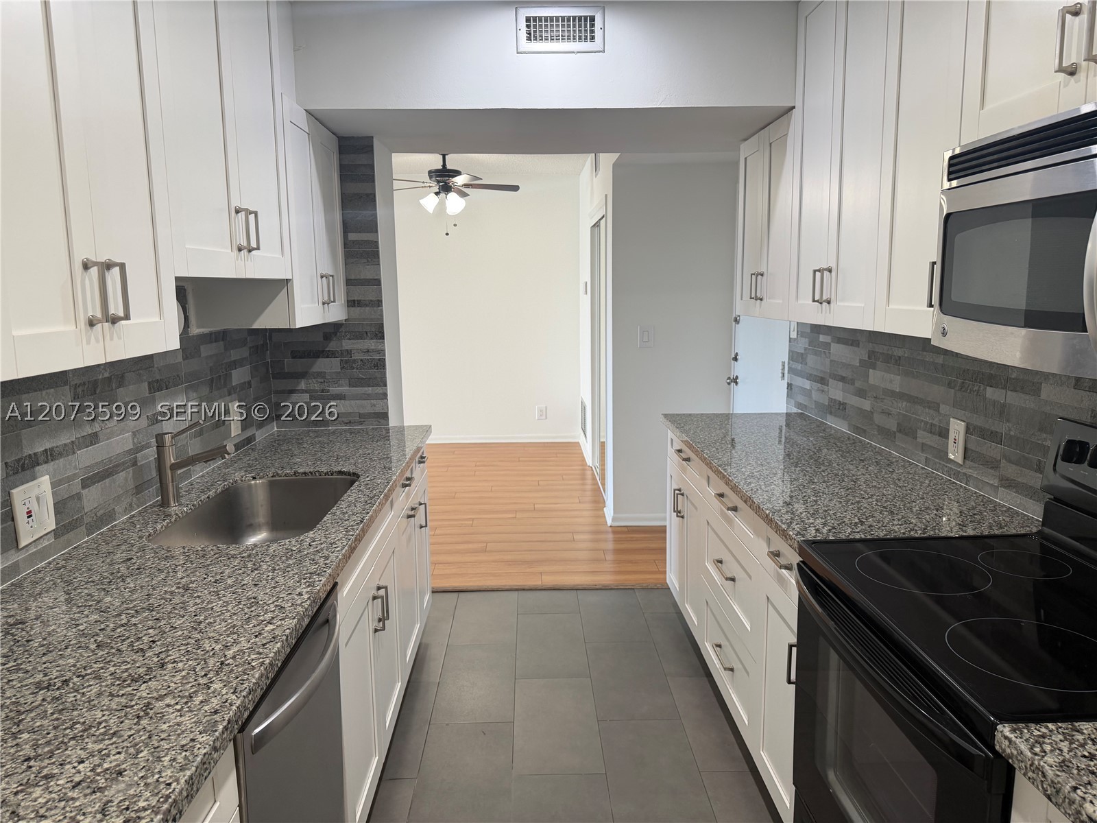 4200 Hillcrest Dr 809 Property Photo 7