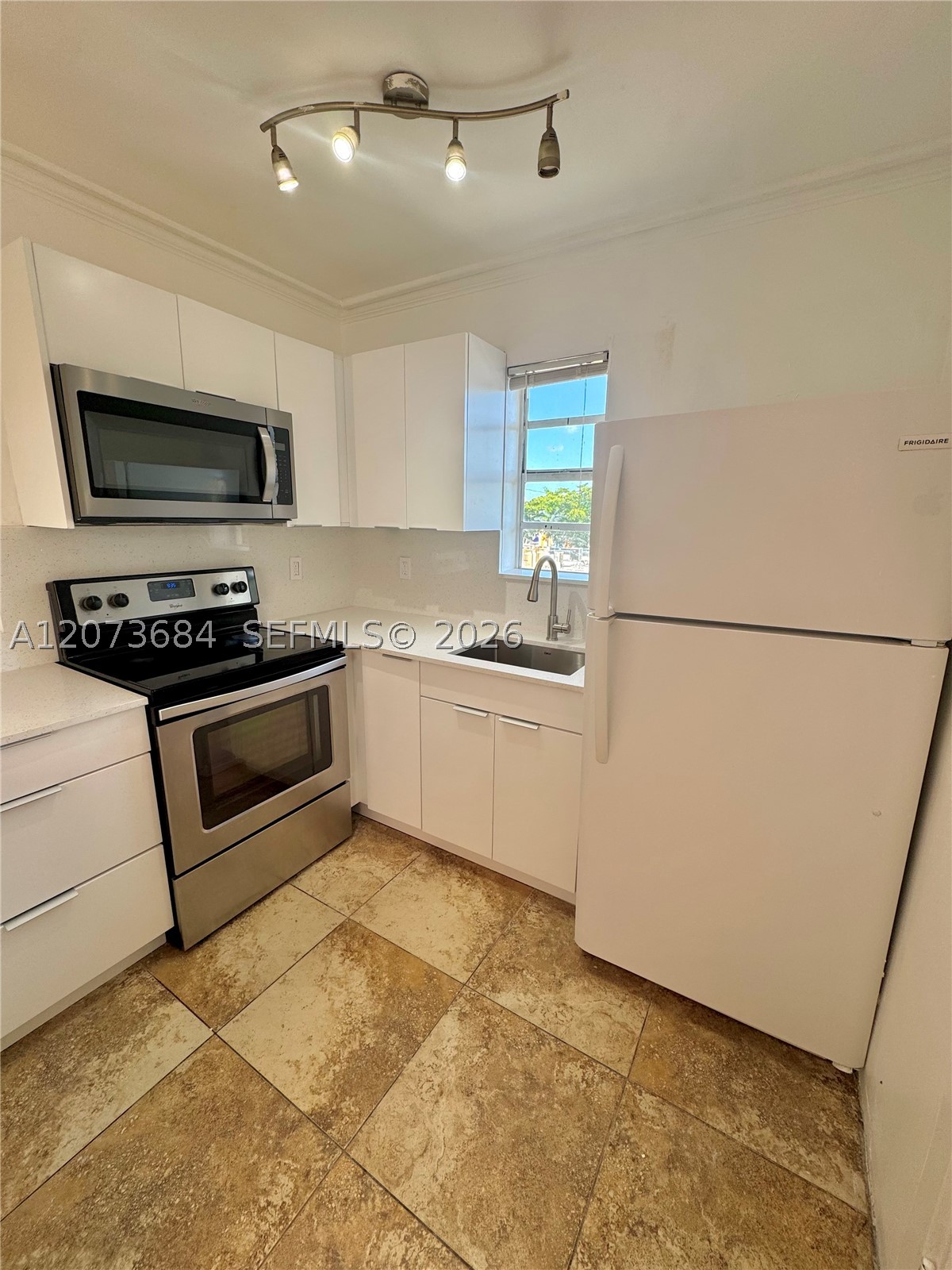 1020 SW 7 Th 9 Property Photo 1
