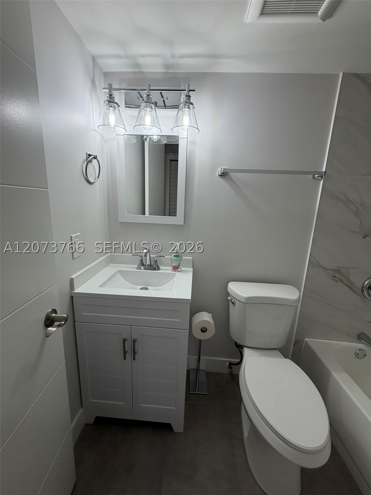 1360 W 41st St 103 Property Photo 25