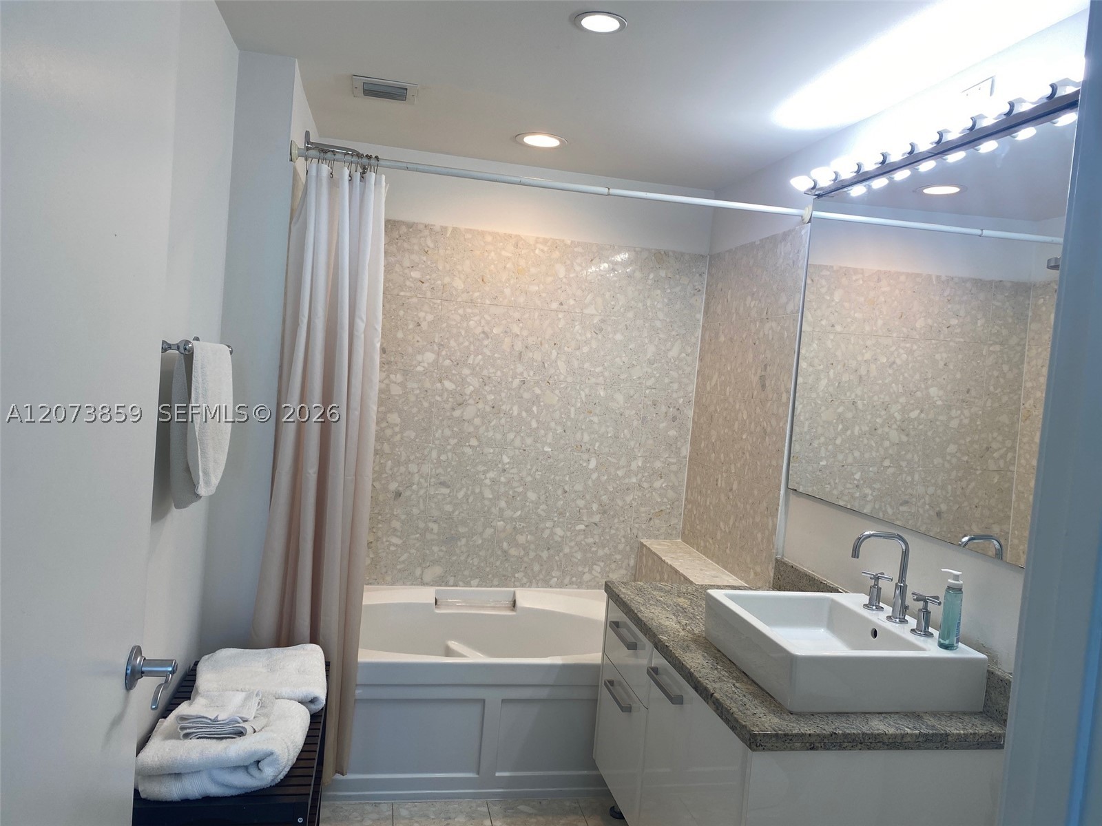 185 Sw 7th St 1607 Property Photo 5