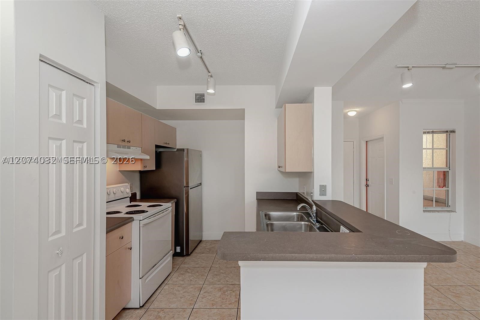 2452 Centergate Dr 103 Property Photo 10