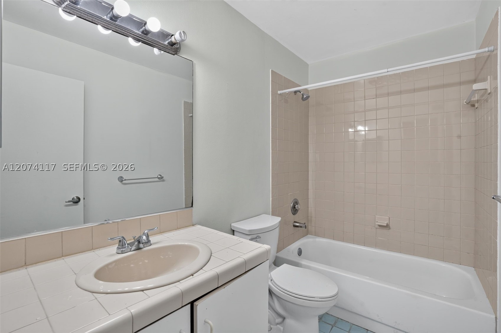 1080 N Franklin Ave 1080e Property Photo 14