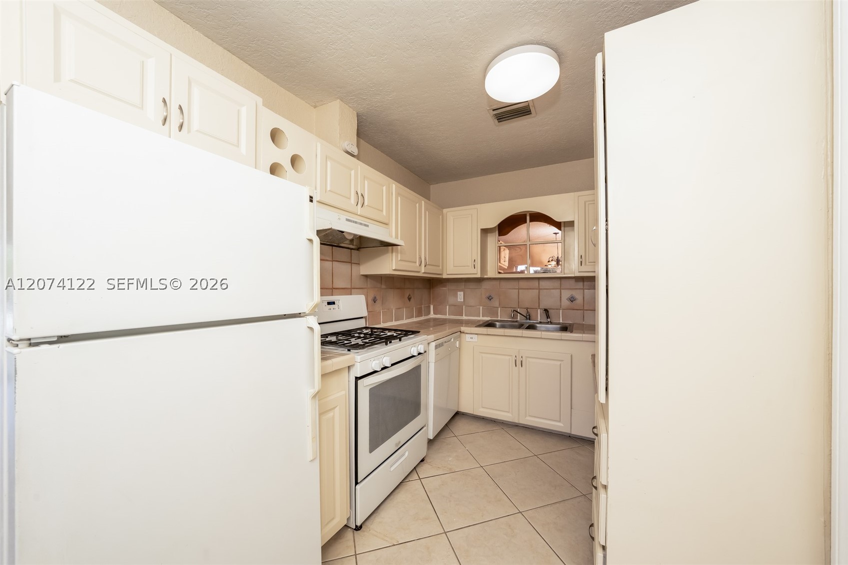 900 W Bloxham St Property Photo 8