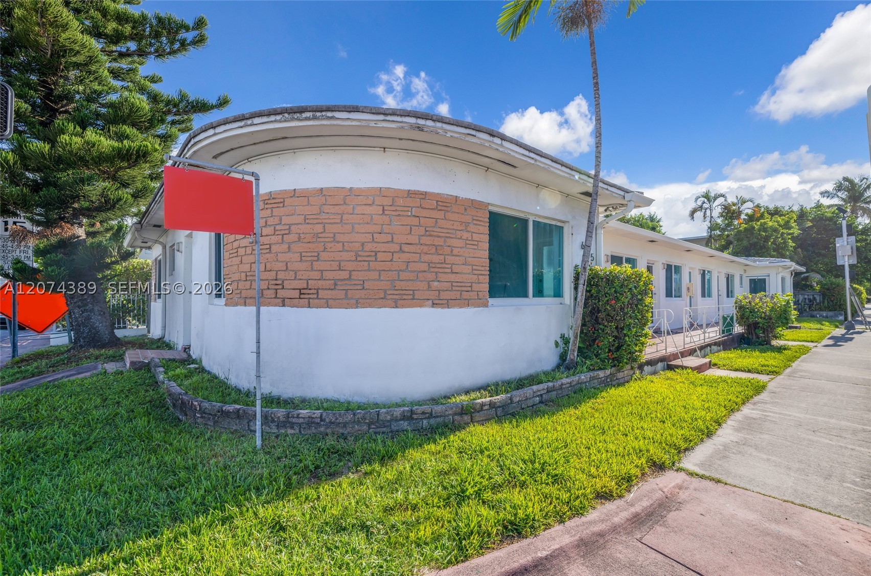 625 75th St Property Photo 1