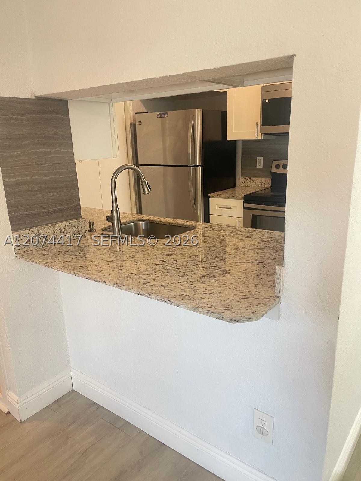 927 Riverside Dr 320 Property Photo 1