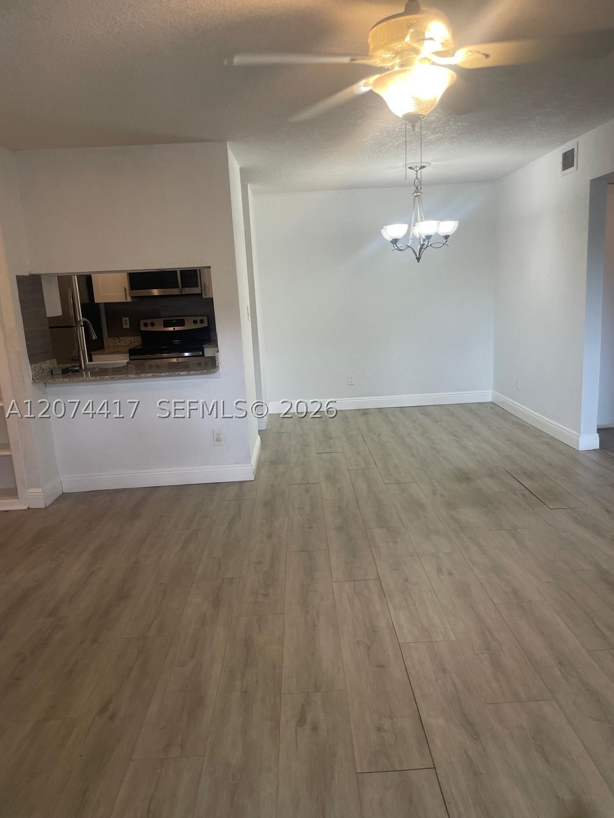 927 Riverside Dr 320 Property Photo 3