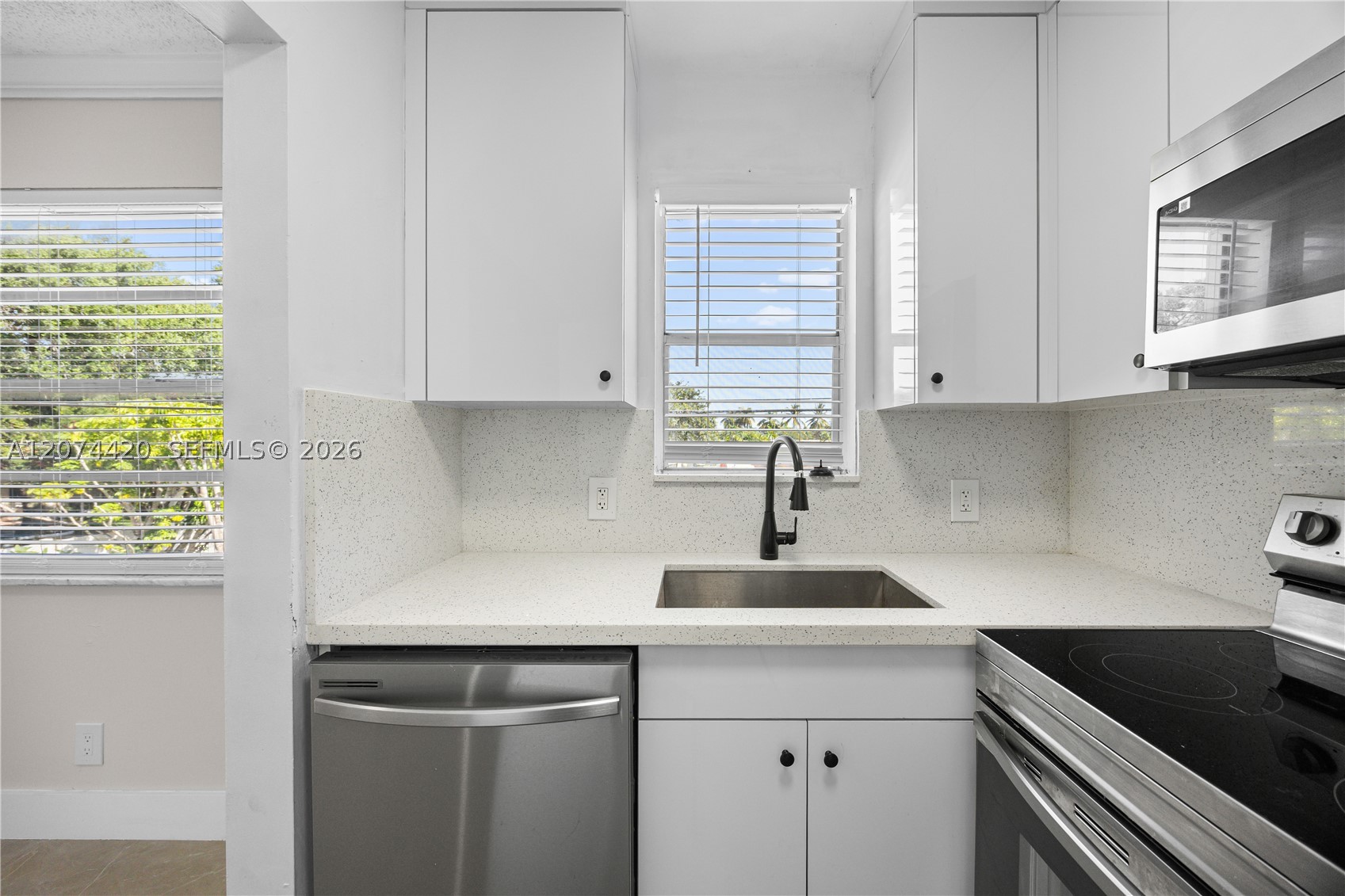 4933 Hollywood Blvd 202 Property Photo 3