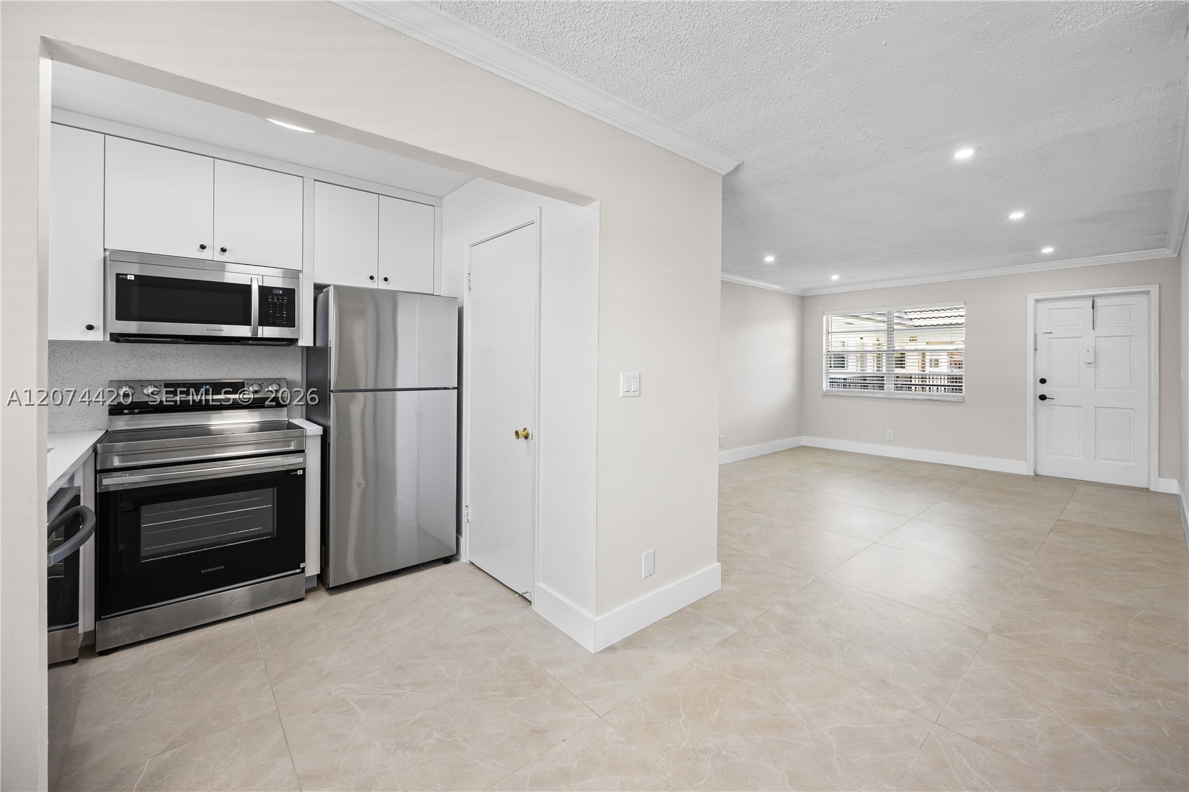 4933 Hollywood Blvd 202 Property Photo 6