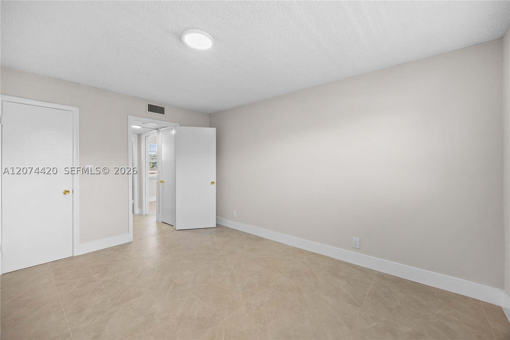 4933 Hollywood Blvd 202 Property Photo 14